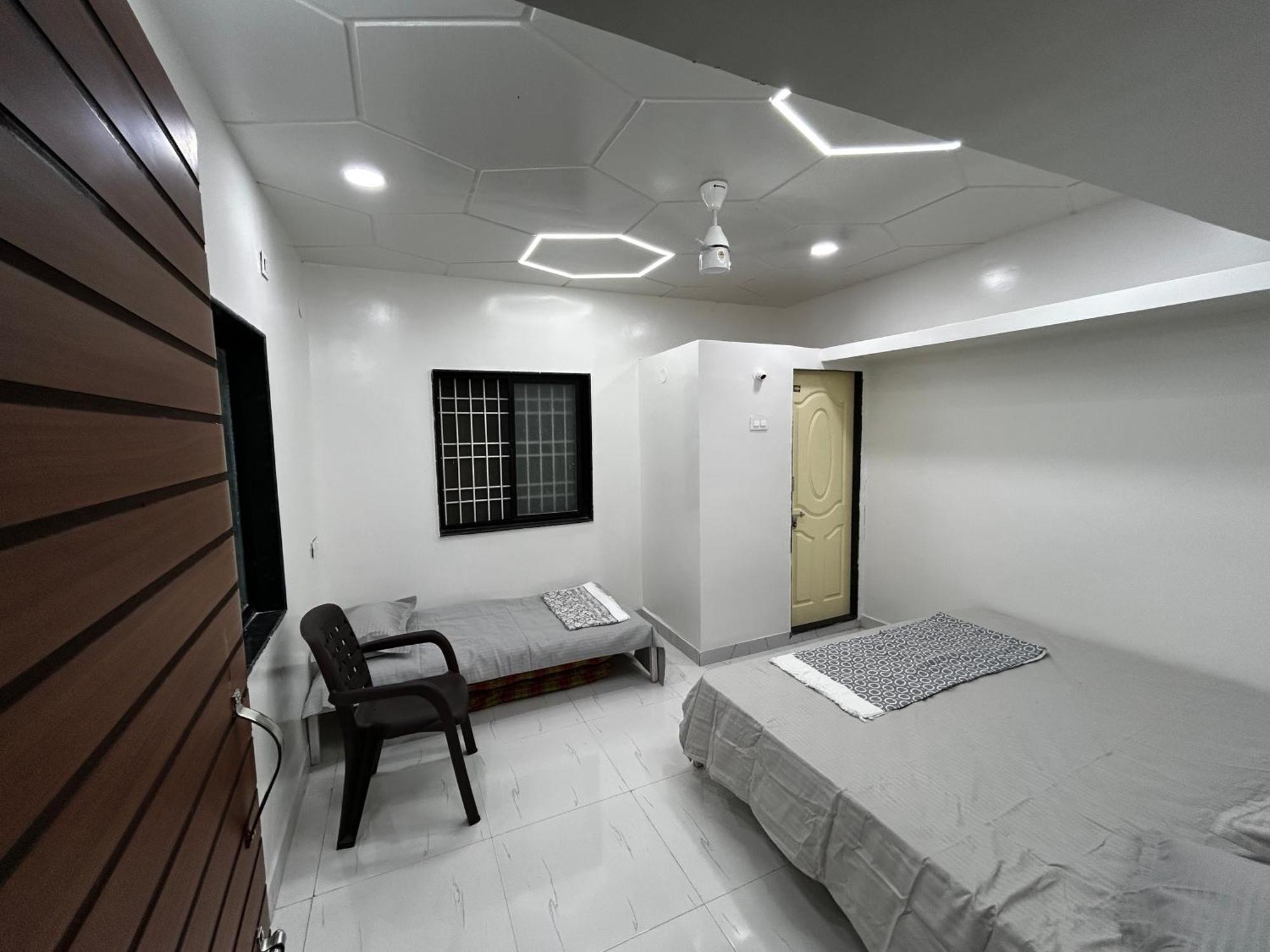 Vatavriksha Guest House,Akkalkot Akalkot Exteriör bild